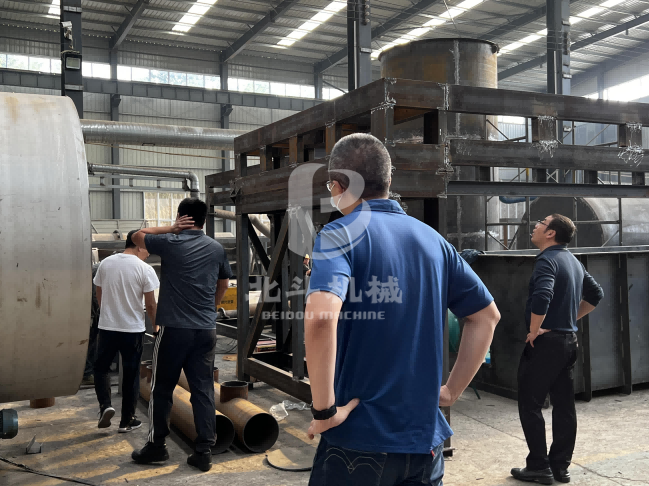 云南客戶團體到達生產車間了解設備結構