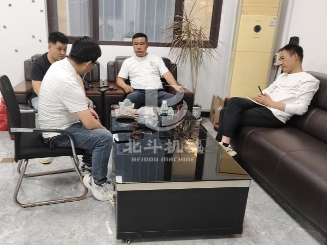 讓設備發聲,客戶來我廠考察新型炭化機