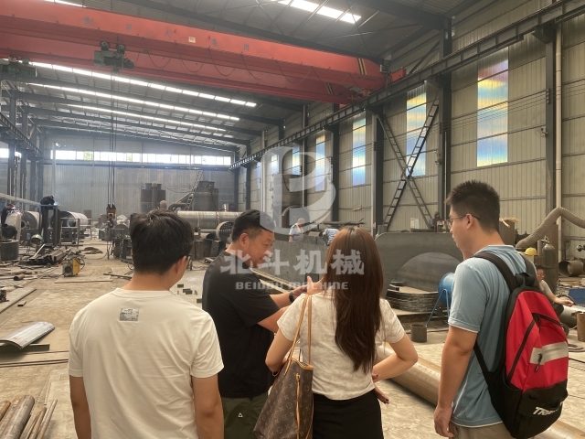 客戶慕名而來實地考察我廠新型連續炭化機